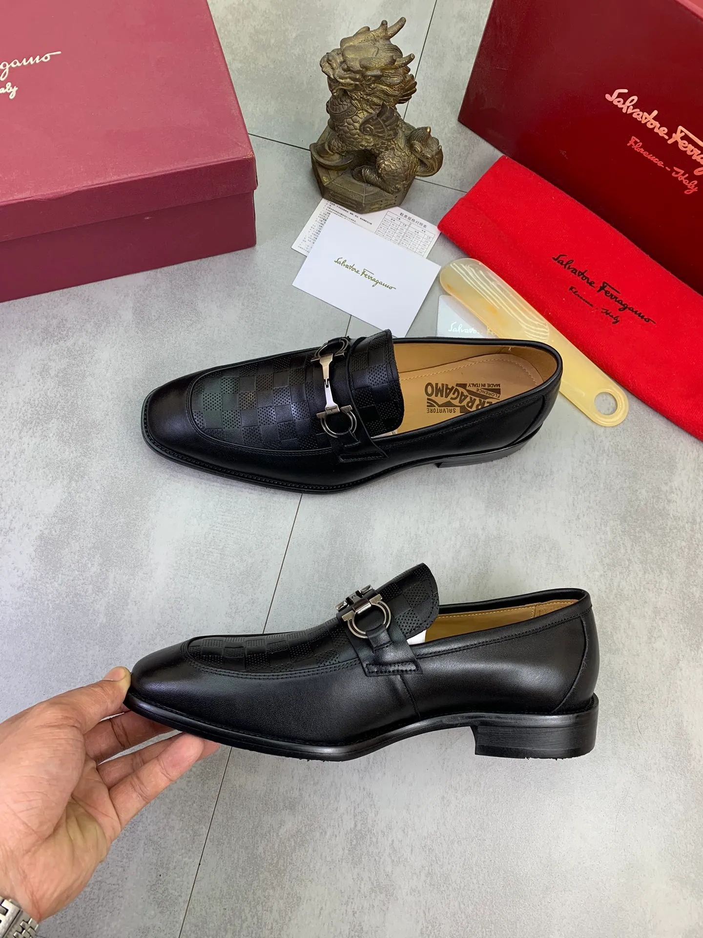Men's Men's Shoes 💰P460💰[New Style] Water-dyed Niuli 🆘[Salvatore Ferragamo] Ferragamo's latest casual business leather shoes for men! Available at counters simultaneously! The fabric is made of specially imported original calfskin, and the interior is made of imported water-dyed cowhide. It is absolutely luxurious and leads the fashion trend. Matching code: 38-47 black optional